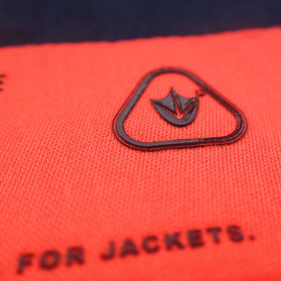 Disesuaikan 100% Polyester 3D Logo Sablon Label Pakaian